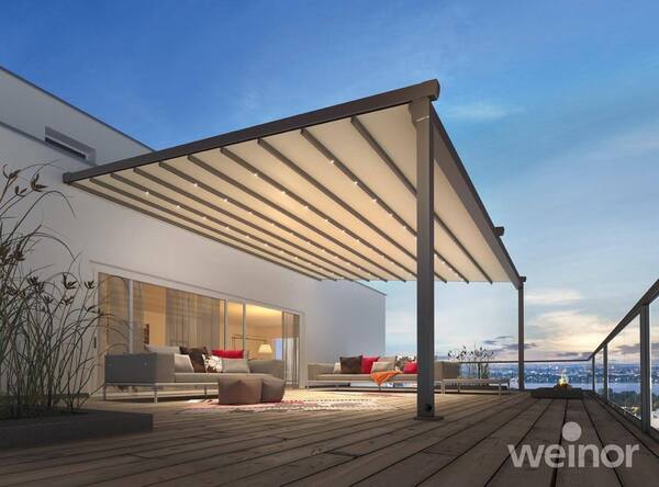 Moderne Terrassenüberdachung aus Aluminium mit LED-Beleuchtung auf großzügiger Dachterrasse.