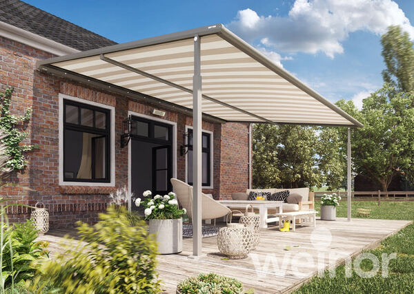 Moderne Terrassenüberdachung mit Markise und Gartenmöbeln auf Holzterrasse am Haus.